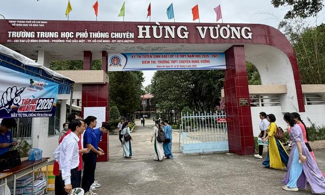 Thi lớp 10 TP.HCM: Đến điểm thi quá sớm, phụ huynh lo lắng, học sinh hồi hộp - Ảnh 4.