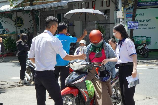 'Bóng hồng' Viện Kiểm sát tiếp sức thí sinh Cần Thơ - Ảnh 5.