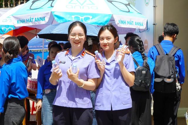 'Bóng hồng' Viện Kiểm sát tiếp sức thí sinh Cần Thơ - Ảnh 1.
