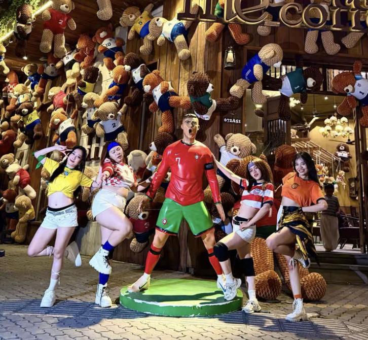 Quán cà phê TP.HCM 'thức' cùng World Cup 2026: Mở 24/7, khách check-in cùng... Messi, Ronaldo - Ảnh 1.
