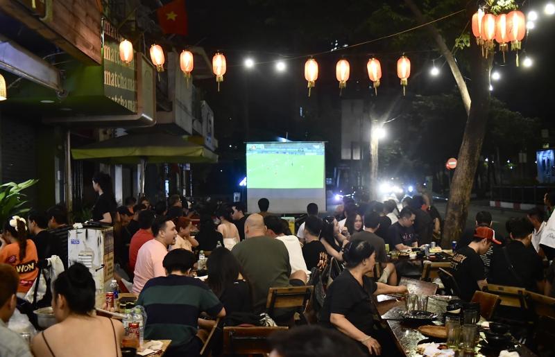 Quán ăn ở trung tâm TP.HCM mở từ chiều đến sáng, 'chuyển động' cùng World Cup 2026 - Ảnh 2.
