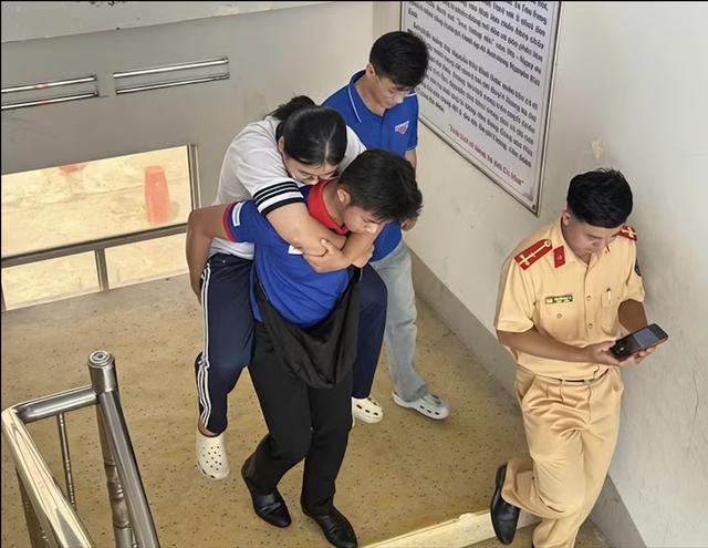 Cà Mau hỗ trợ thí sinh gãy tay, thủy đậu hoàn thành kỳ thi tốt nghiệp THPT- Ảnh 2.