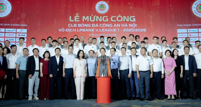 Bộ trưởng Lương Tam Quang chúc mừng thành tích xuất sắc của CLB CAHN: Chức vô địch V-League rất xứng đáng- Ảnh 2.