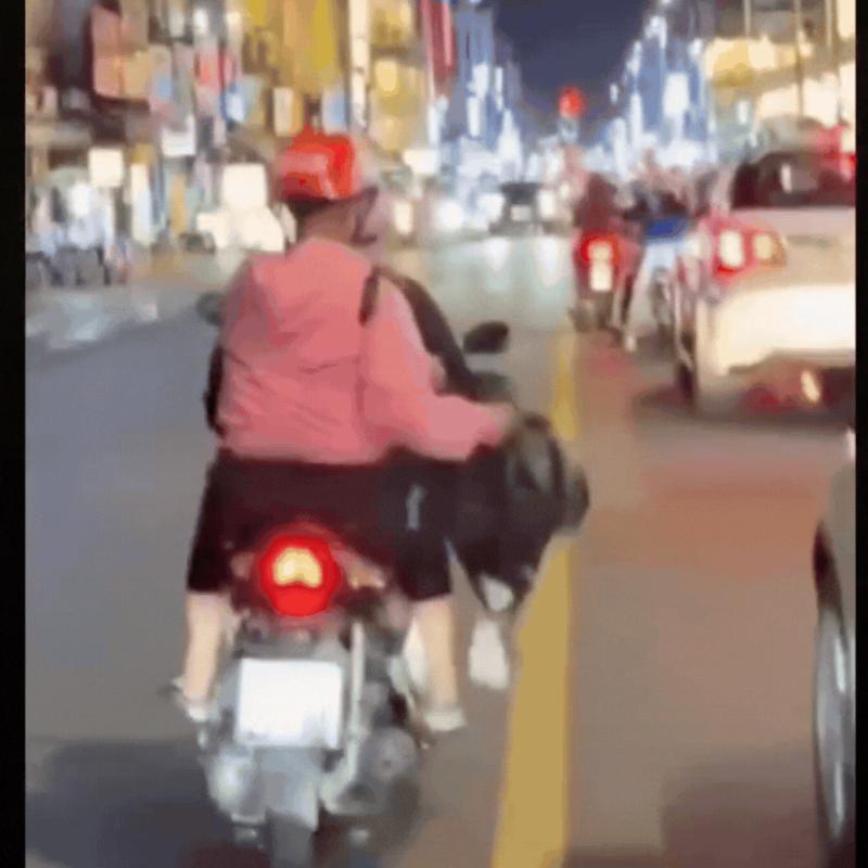 Người phụ nữ tung vàng mã xuống đường để 'xả xui' ở TP.HCM bị phạt - Ảnh 1.
