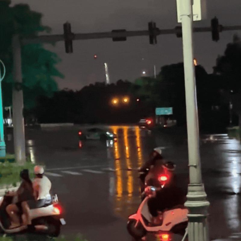 Ô tô quay vòng, nẹt pô giữa đường ở TP.HCM: Tài xế có bị xử phạt? - Ảnh 1.