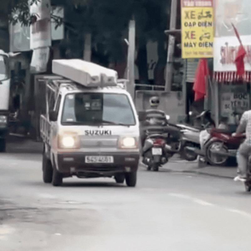 Chở 2 cọc bê tông chông chênh trên nóc xe tải, tài xế bị xử phạt  - Ảnh 1.