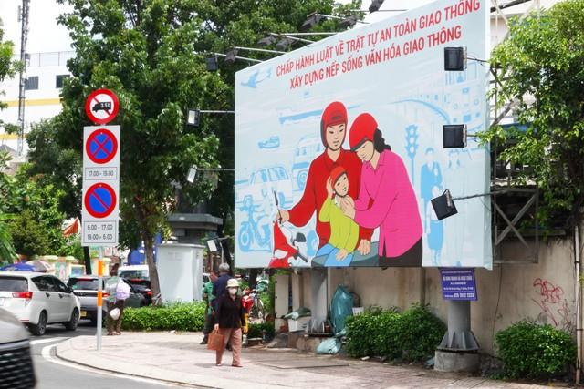 TP.HCM muốn tháo dỡ hàng loạt biển quảng cáo lấn chiếm vỉa hè- Ảnh 1.