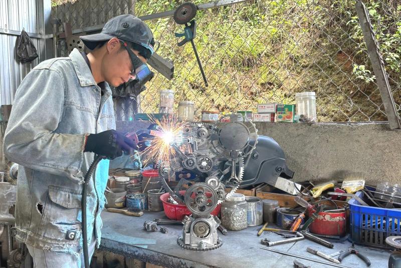 Từng bị chê viển vông, chàng trai biến sắt vụn thành đồng hồ cơ khí độc đáo - Ảnh 4.