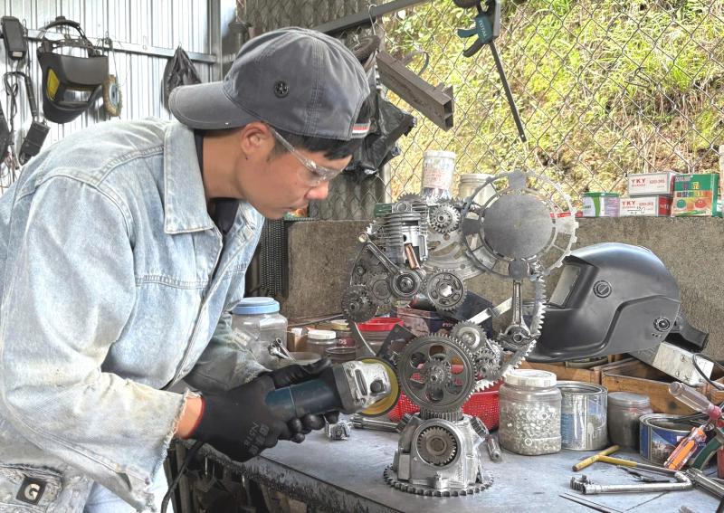 Từng bị chê viển vông, chàng trai biến sắt vụn thành đồng hồ cơ khí độc đáo - Ảnh 5.