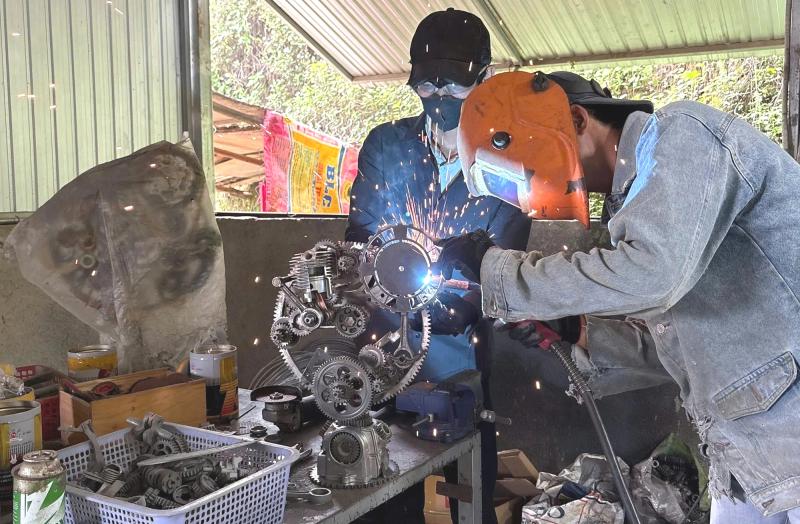 Từng bị chê viển vông, chàng trai biến sắt vụn thành đồng hồ cơ khí độc đáo - Ảnh 1.