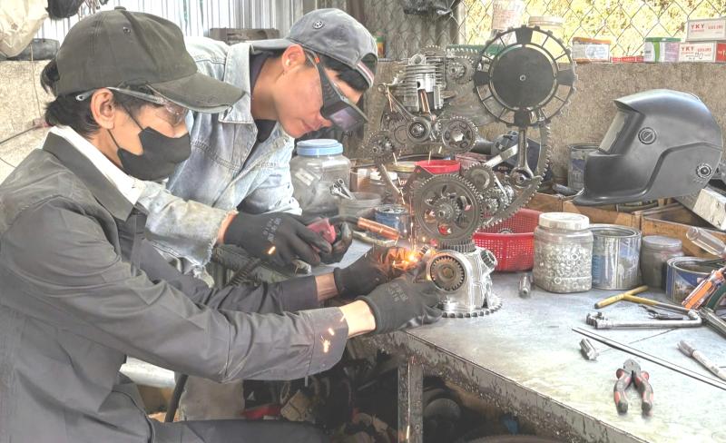 Từng bị chê viển vông, chàng trai biến sắt vụn thành đồng hồ cơ khí độc đáo - Ảnh 3.