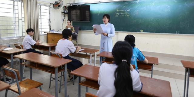 Thi lớp 10 TP.HCM: Vẫn có thí sinh sử dụng tài liệu - Ảnh 1.