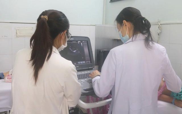 Mổ cấp cứu bé trai suy tim cấp, nguyên nhân ít ai ngờ tới - Ảnh 1.