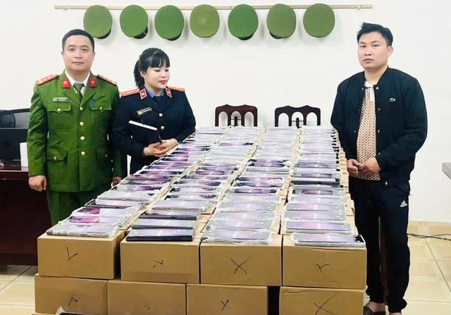 Bắt 3 người bán hơn 1.000 chiếc điện thoại Samsung giả - Ảnh 2.