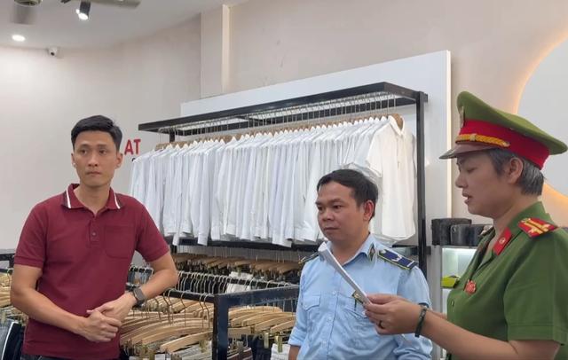 Khởi tố hai bị can buôn bán hàng giả gắn mác Adidas, Chanel... - Ảnh 2.