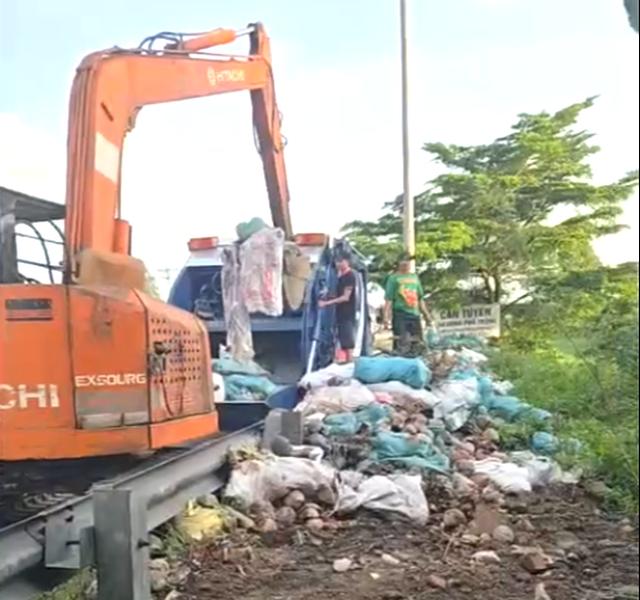 Phường Tân Tạo ra quân dọn vệ sinh: 3 ngày thu gom hơn 60 tấn rác - Ảnh 1.