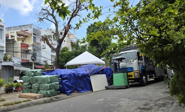Vụ chành xe lấn chiếm khu dân cư: Chính quyền vào cuộc xử lý- Ảnh 1.