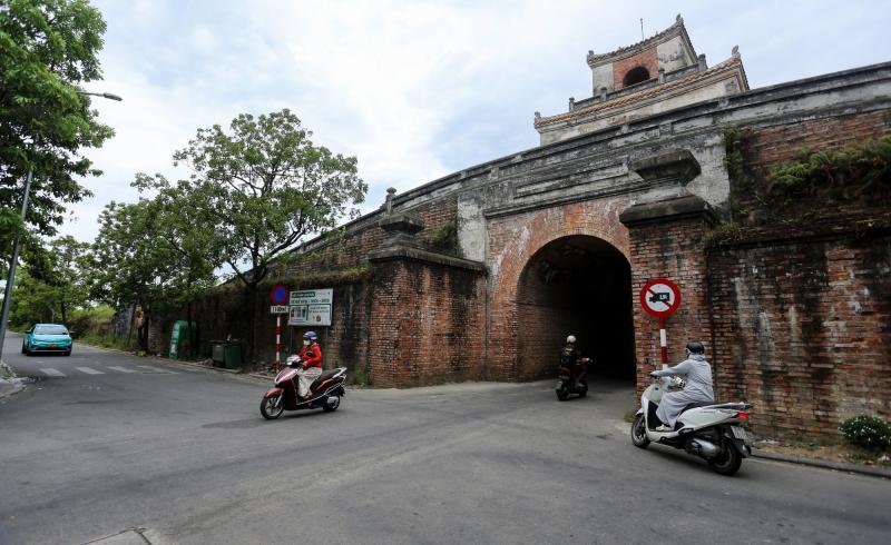 Xác minh tin có hố bom chôn cất 15 hài cốt liệt sĩ trong kinh thành Huế - Ảnh 3.