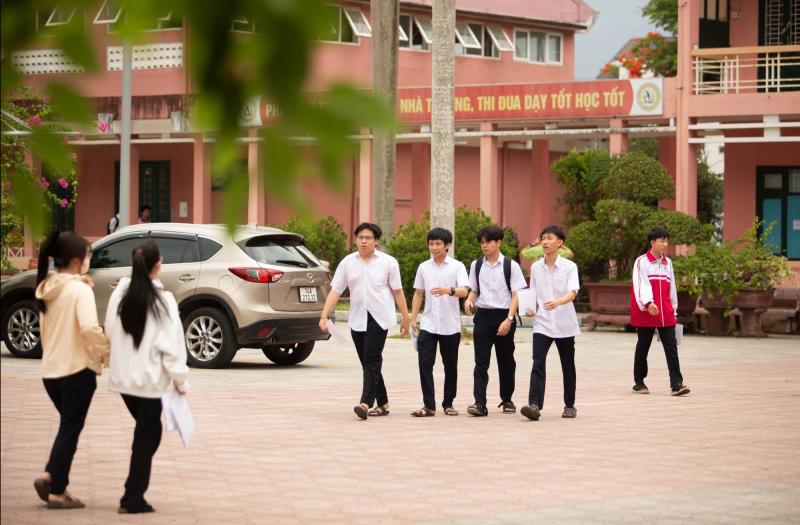 Thí sinh Quảng Trị 'đội nắng' đi làm thủ tục thi tốt nghiệp THPT- Ảnh 2.
