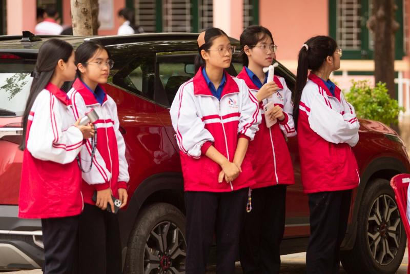 Thí sinh Quảng Trị 'đội nắng' đi làm thủ tục thi tốt nghiệp THPT- Ảnh 5.