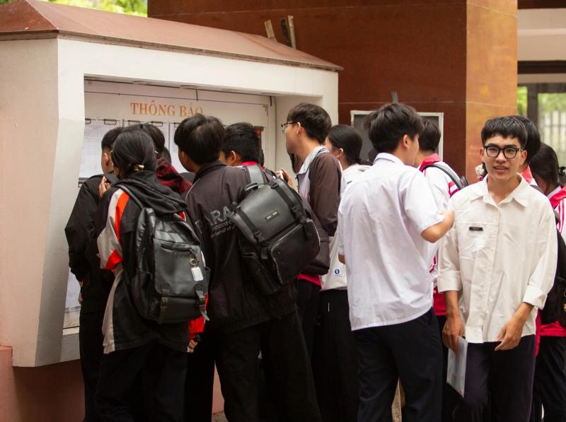 Thí sinh Quảng Trị 'đội nắng' đi làm thủ tục thi tốt nghiệp THPT- Ảnh 6.