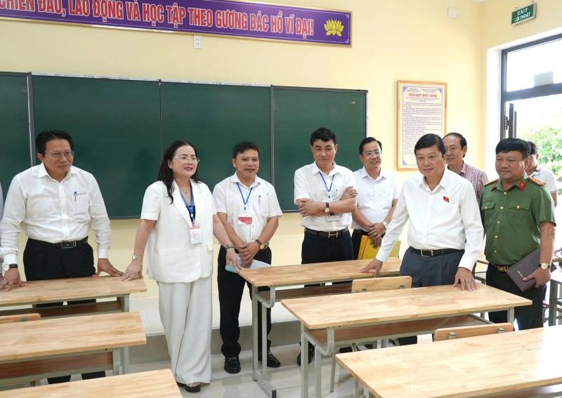 Thí sinh Quảng Trị 'đội nắng' đi làm thủ tục thi tốt nghiệp THPT- Ảnh 9.