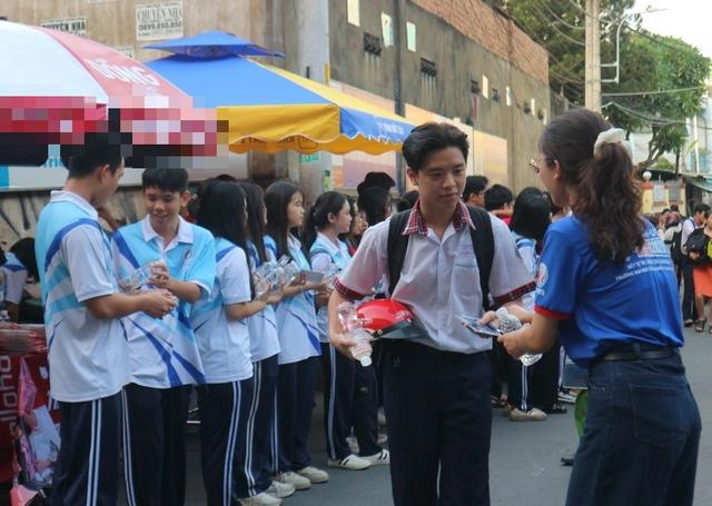 Không phải thí sinh nhưng vẫn dậy từ 5 giờ sáng đến điểm thi tốt nghiệp THPT - Ảnh 4.