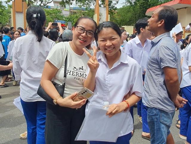 Thí sinh Quảng Trị vui mừng sau môn Văn, ra về trong vòng tay phụ huynh - Ảnh 6.