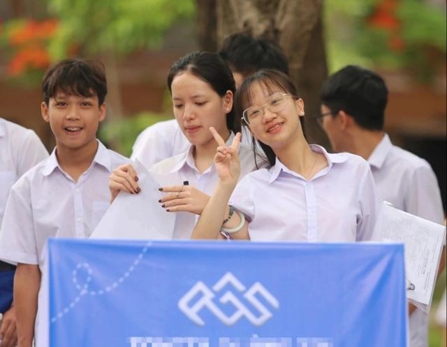 Thí sinh Quảng Trị vui mừng sau môn Văn, ra về trong vòng tay phụ huynh - Ảnh 2.