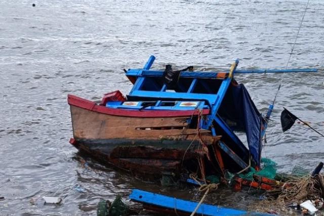Ngư dân ròng rã 4 năm đòi bồi thường bảo hiểm cho tàu cá bị chìm- Ảnh 1. Ngư dân ròng rã 4 năm đòi bồi thường bảo hiểm cho tàu cá bị chìm- Ảnh 1.