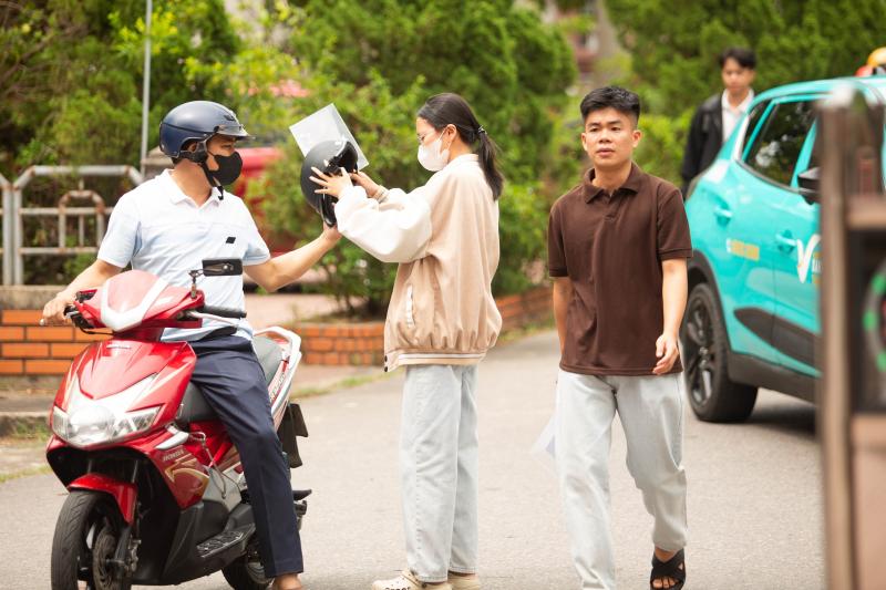 Thí sinh Quảng Trị 'đội nắng' đi làm thủ tục thi tốt nghiệp THPT- Ảnh 3.