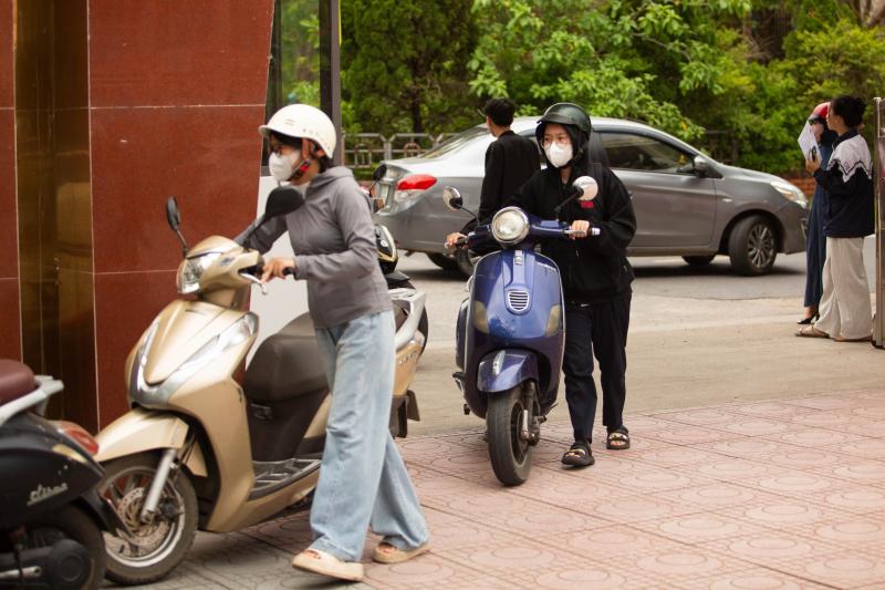 Thí sinh Quảng Trị 'đội nắng' đi làm thủ tục thi tốt nghiệp THPT- Ảnh 4.