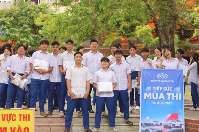 Thí sinh Quảng Trị vui mừng sau môn Văn, ra về trong vòng tay phụ huynh - Ảnh 1.