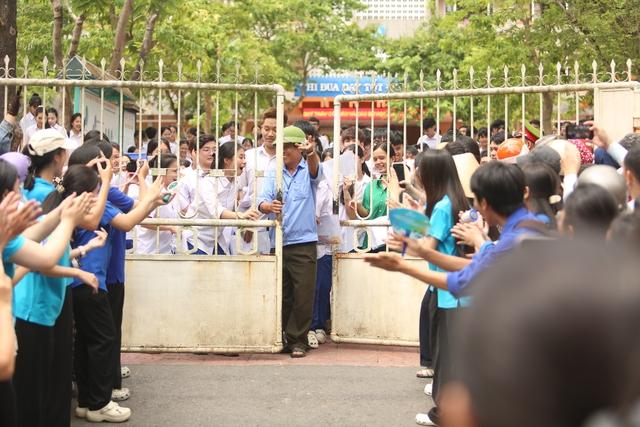 Thí sinh Quảng Trị vui mừng sau môn Văn, ra về trong vòng tay phụ huynh - Ảnh 3.