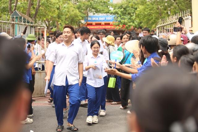 Thí sinh Quảng Trị vui mừng sau môn Văn, ra về trong vòng tay phụ huynh - Ảnh 4.