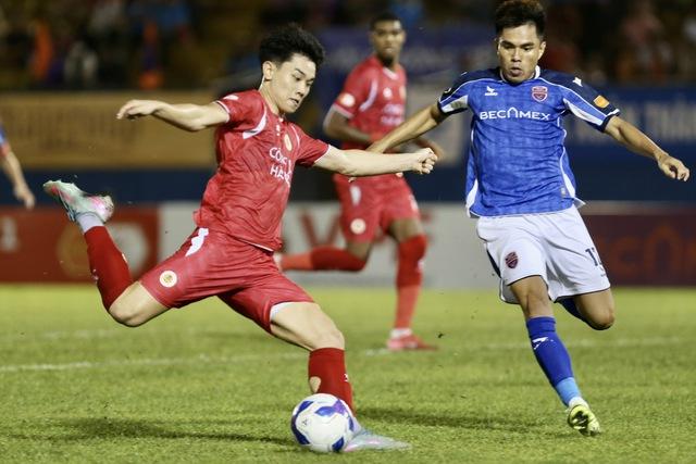 Cuộc đua sinh tồn hay nhất lịch sử V-League: Becamex TP.HCM rớt hạng?- Ảnh 2.