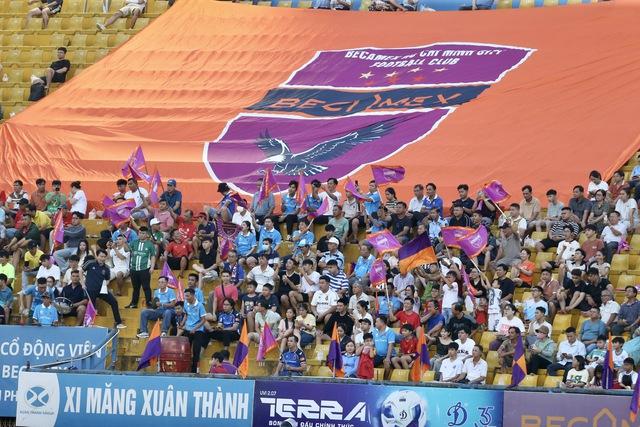 Vĩ Hào và Việt Cường ghi bàn, Becamex TP.HCM thắng HAGL: Vẫn đau đớn xuống hạng!- Ảnh 2. Vĩ Hào và Việt Cường ghi bàn, Becamex TP.HCM thắng HAGL: Vẫn đau đớn xuống hạng!- Ảnh 2.
