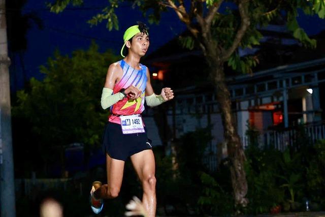 Lan tỏa trên mạng xã hội: Đường chạy thay đổi cuộc sống của chàng trai bại não - Ảnh 1.