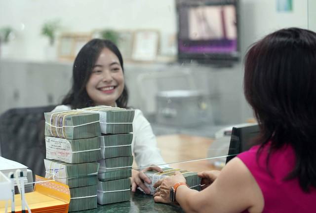 Lãi suất tiền đồng liên ngân hàng quay đầu giảm- Ảnh 1.