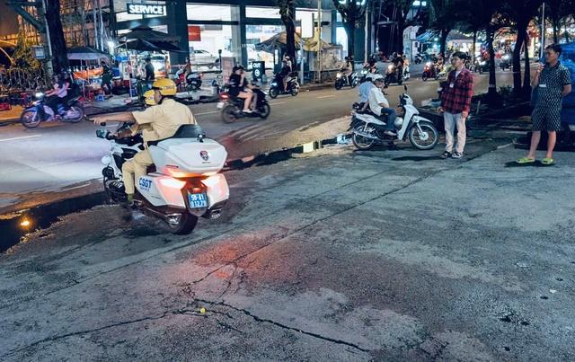 4 phút 'chạy đua' nghẹt thở ở TP.HCM: CSGT mở đường đưa quả tim hiến tặng đến bệnh viện- Ảnh 1.