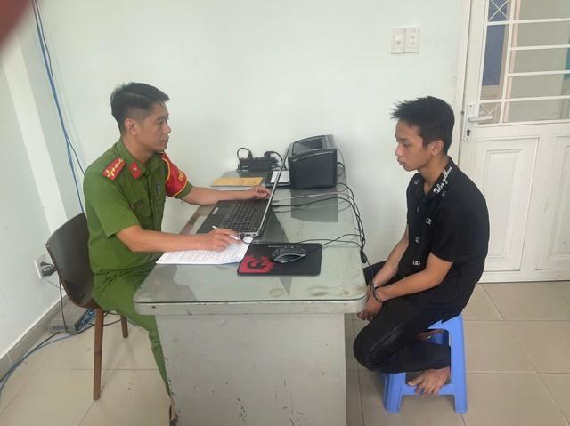 Công an TP.HCM bắt kẻ nhẫn tâm cướp giật vé số của bà cụ khuyết tật - Ảnh 1.