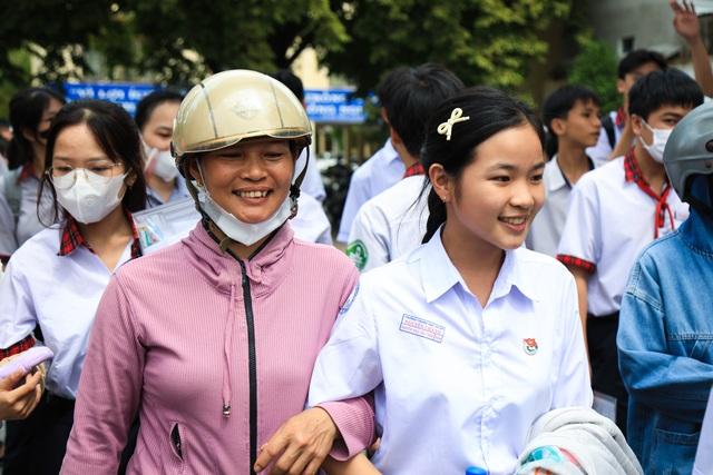 CSGT vượt đường núi đưa thí sinh đến điểm thi lớp 10 kịp giờ phát đề - Ảnh 2.