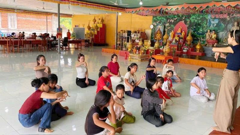 Ngôi chùa ở TP.HCM giữ tiếng mẹ đẻ cho trẻ em Khmer giữa vùng công nghiệp - Ảnh 2.