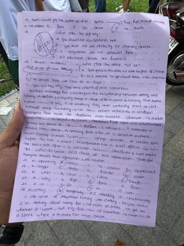 Thi lớp 10 TP.HCM: Tiếng Anh làm trong 30 phút, phần nào thí sinh thấy khó? - Ảnh 3.