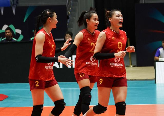 Thắng nhọc nhằn Indonesia, đội tuyển bóng chuyền nữ Việt Nam mất ngôi đầu bảng AVC Cup- Ảnh 1.