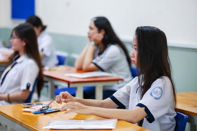 Thi tốt nghiệp THPT 2026: Môn hóa 'dễ thở' ở phần nào? - Ảnh 2.