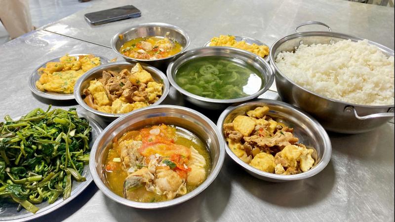 Một điểm thi phục vụ ăn nghỉ cho hàng trăm thí sinh - Ảnh 6.