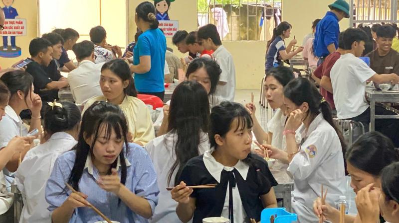 Một điểm thi phục vụ ăn nghỉ cho hàng trăm thí sinh - Ảnh 7.