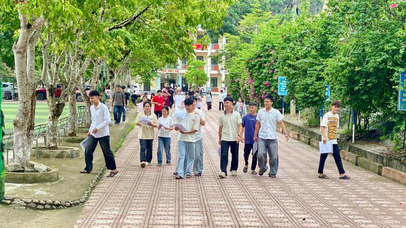 Một điểm thi phục vụ ăn nghỉ cho hàng trăm thí sinh - Ảnh 3.