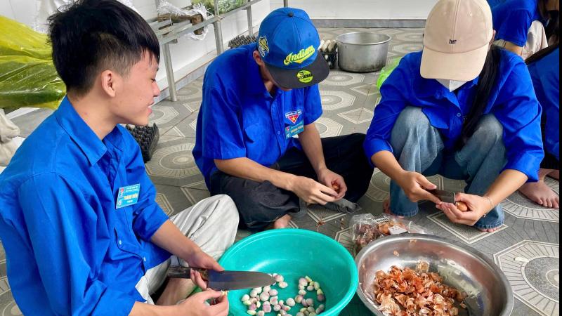 Một điểm thi phục vụ ăn nghỉ cho hàng trăm thí sinh - Ảnh 5.
